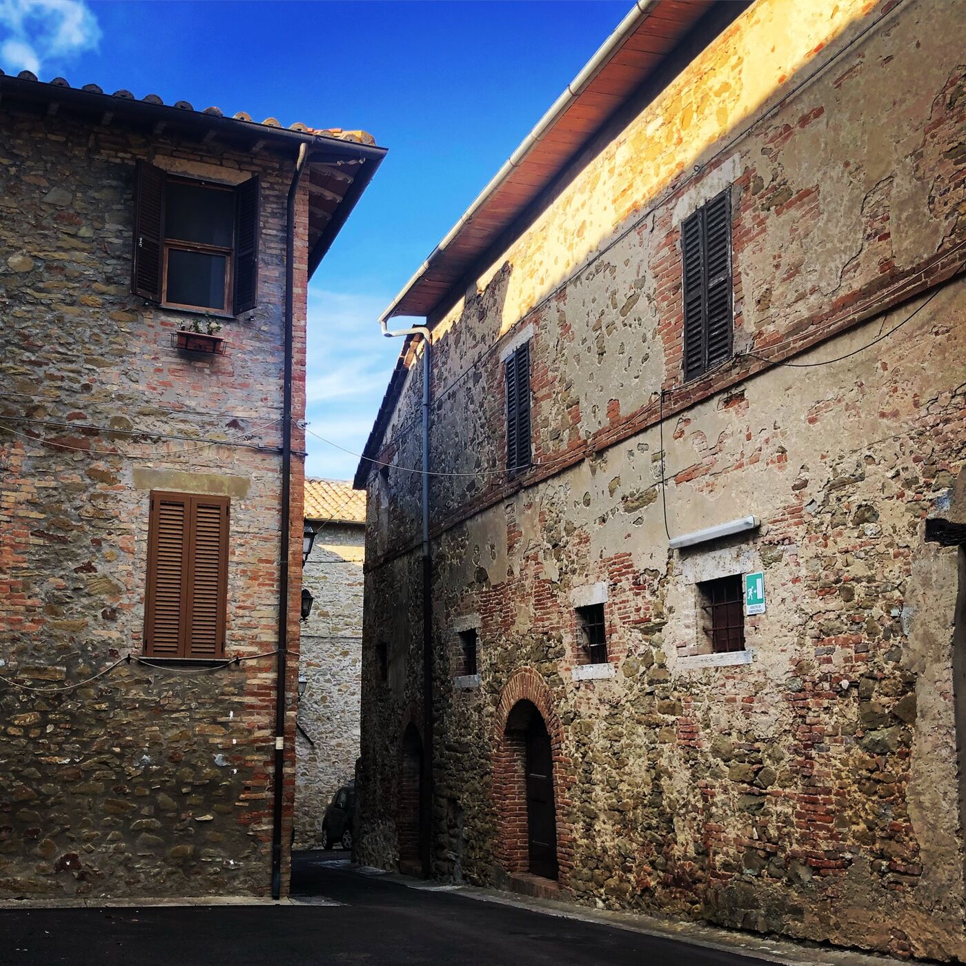 Una via in pietra del borgo