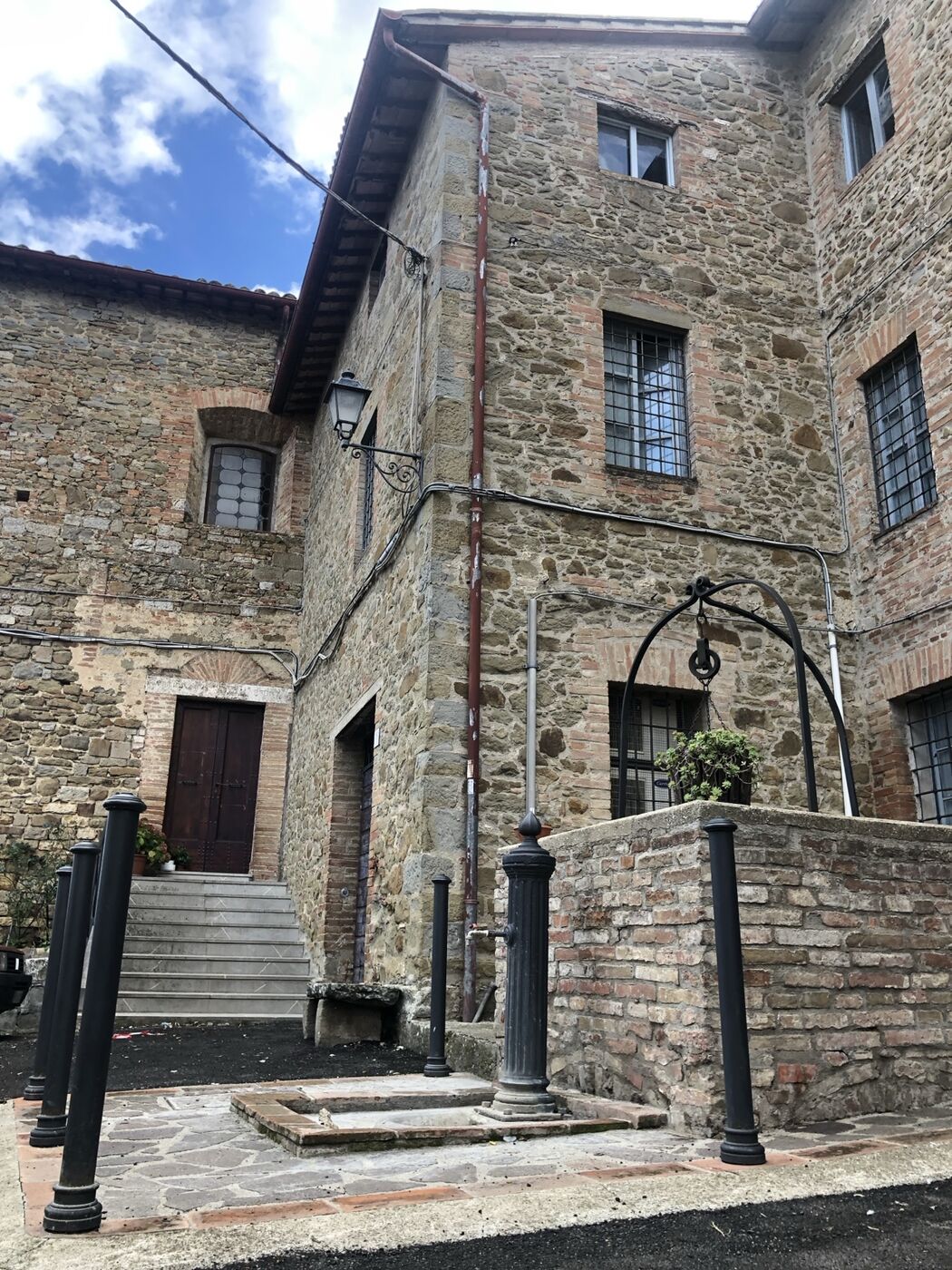 Il cortile in pietra nel cuore del borgo