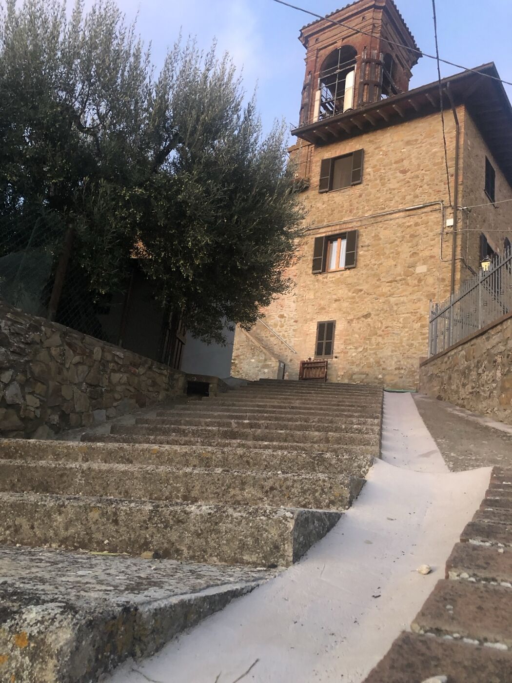 La scalinata che conduce alla chiesa