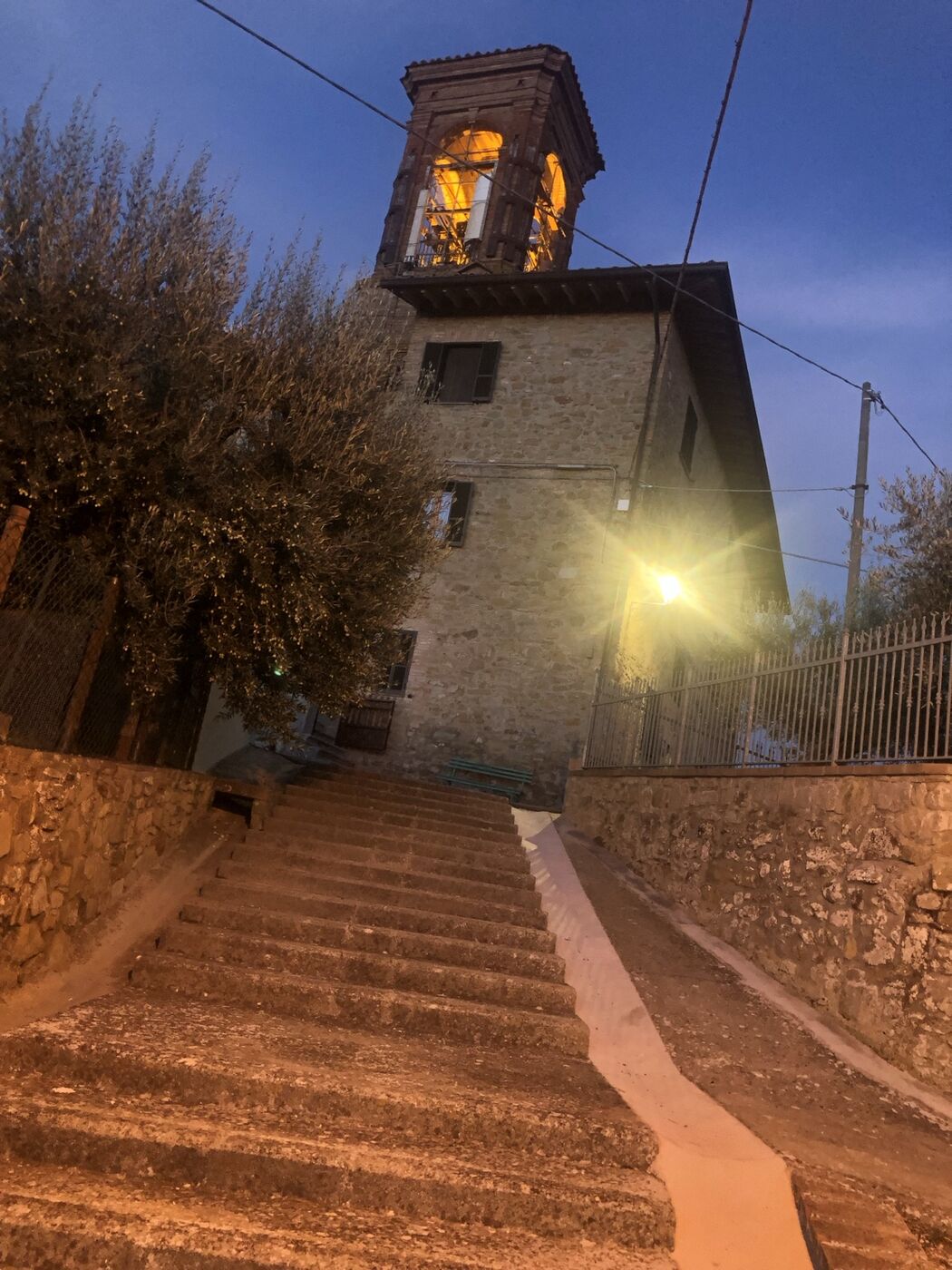 Il borgo di San Martino dei Colli illuminato di sera