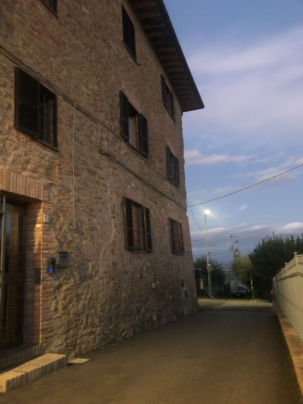 Una strada del borgo al tramonto