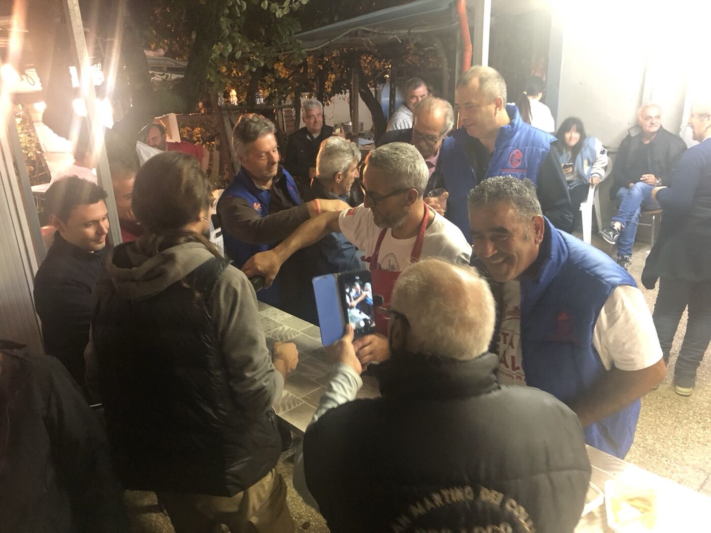 I volontari e gli ospiti riuniti durante la festa