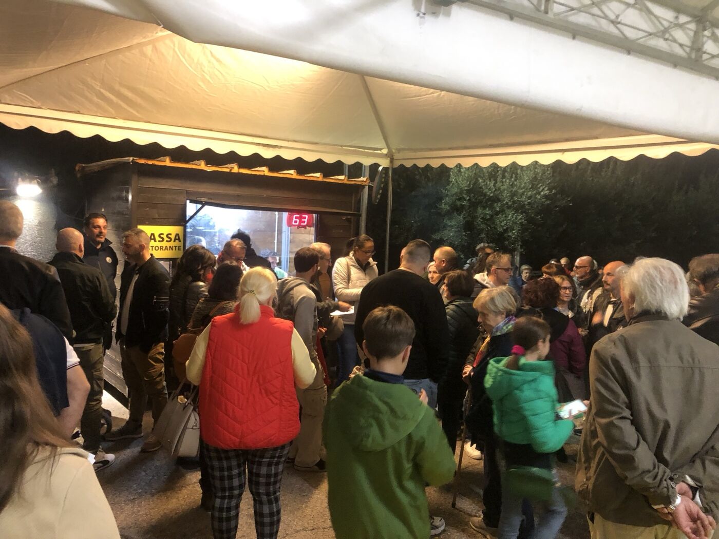 Visitatori riuniti presso le taverne