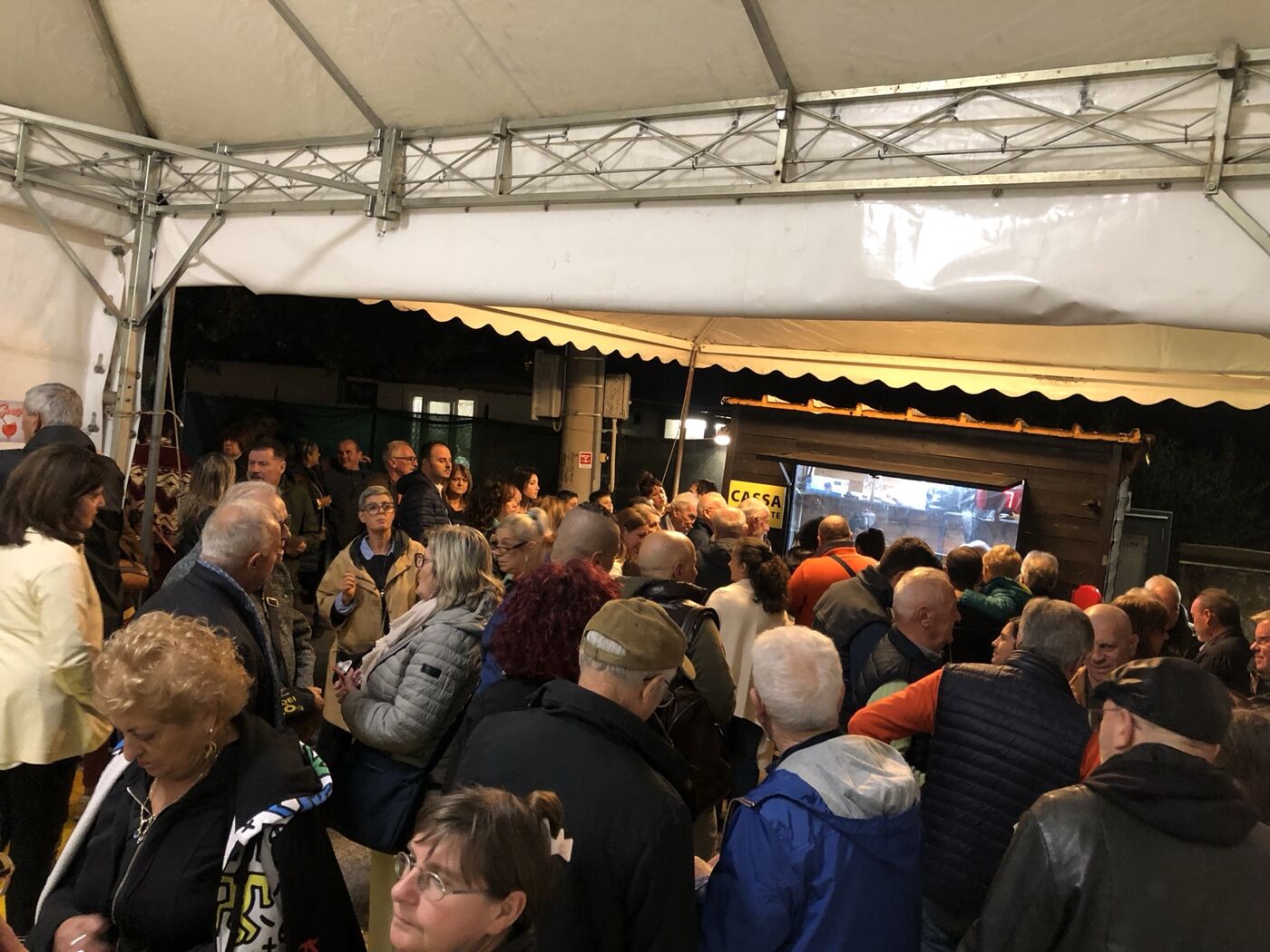 La sala affollata durante una serata