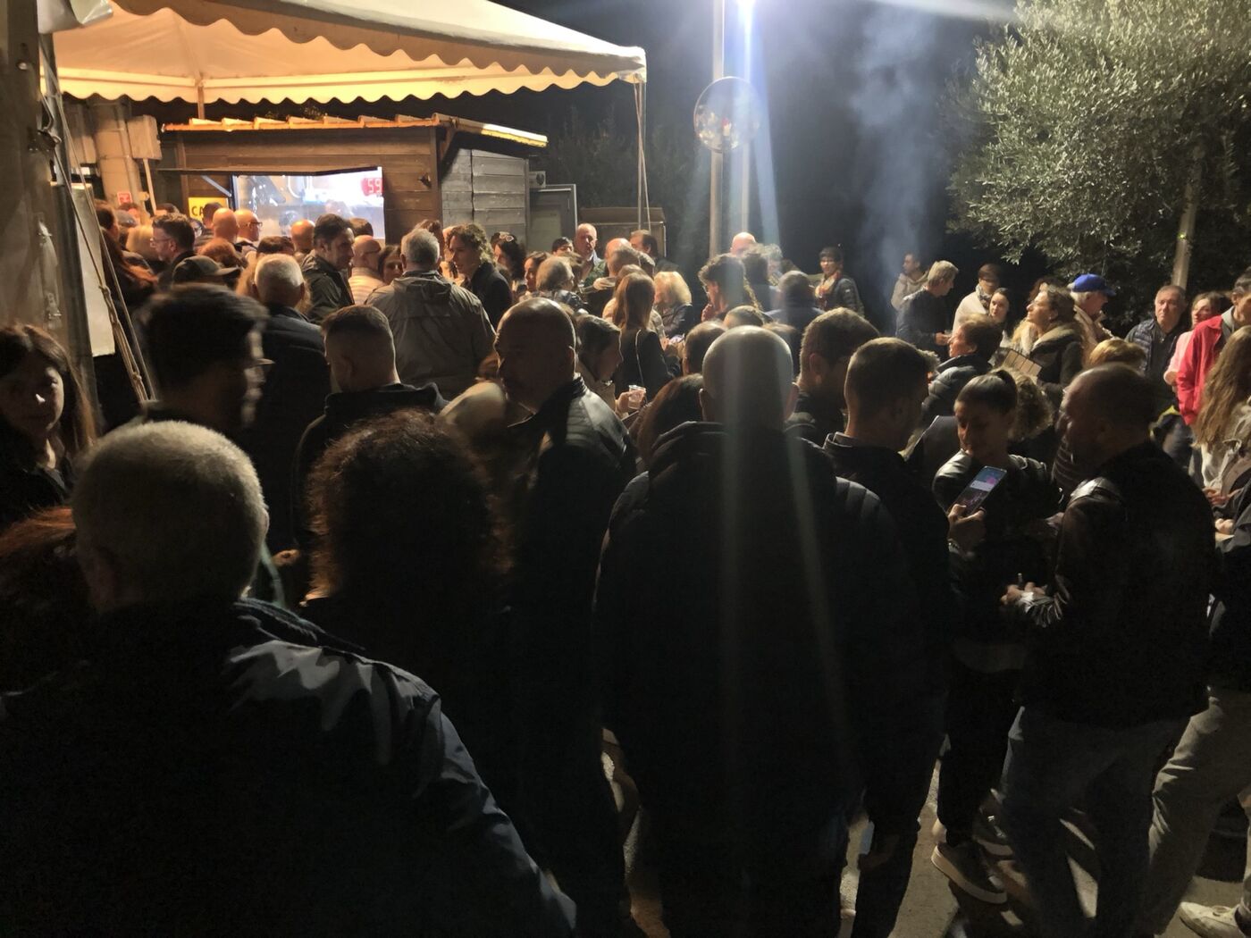 La folla riunita all'aperto durante la festa