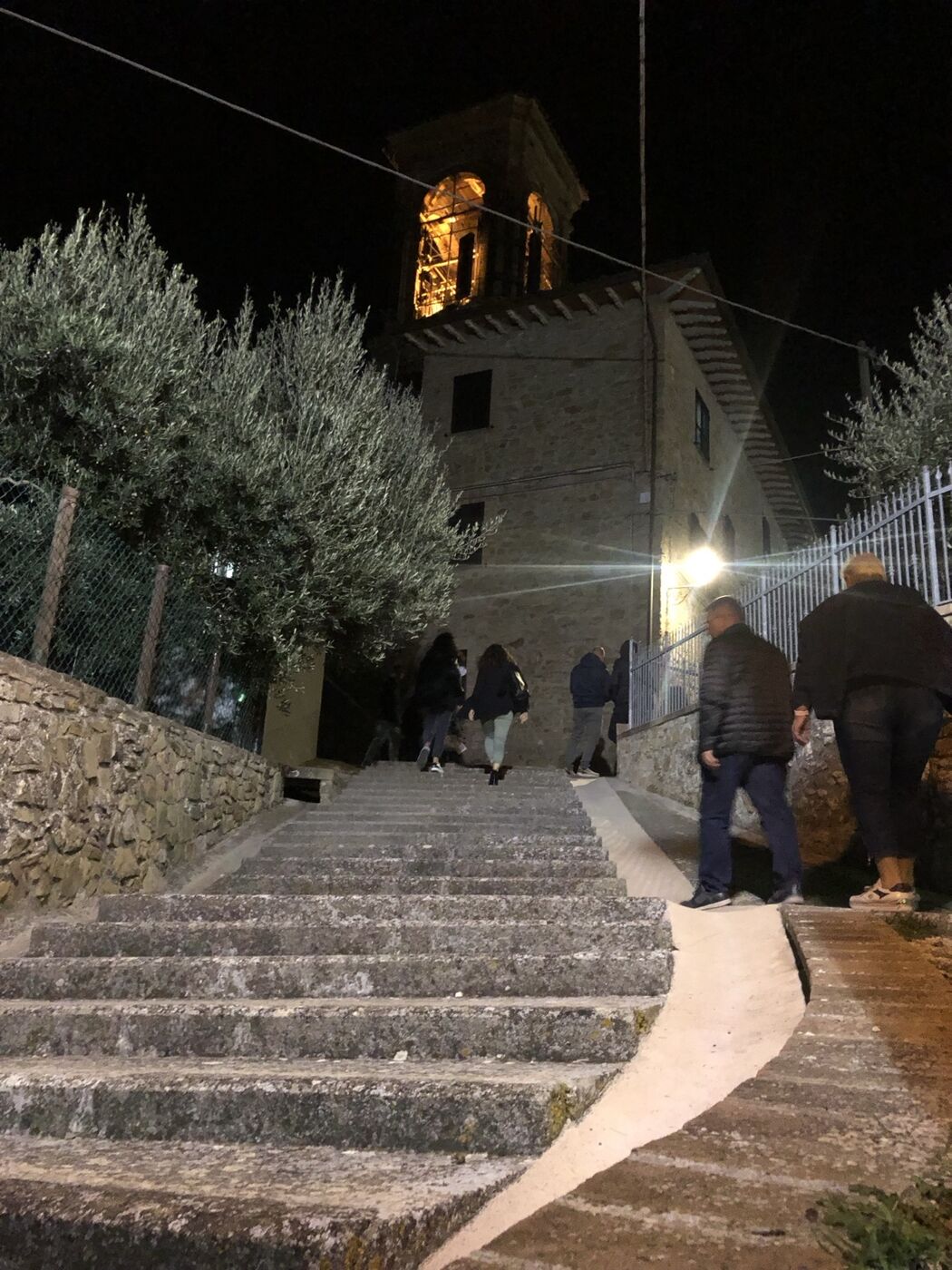 La salita verso la chiesa durante la festa