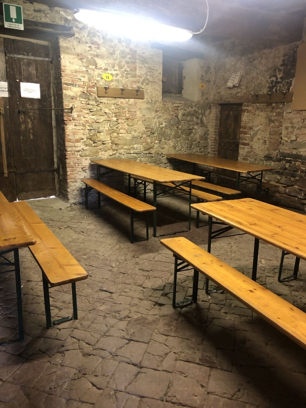 Una sala storica con tavoli e panche