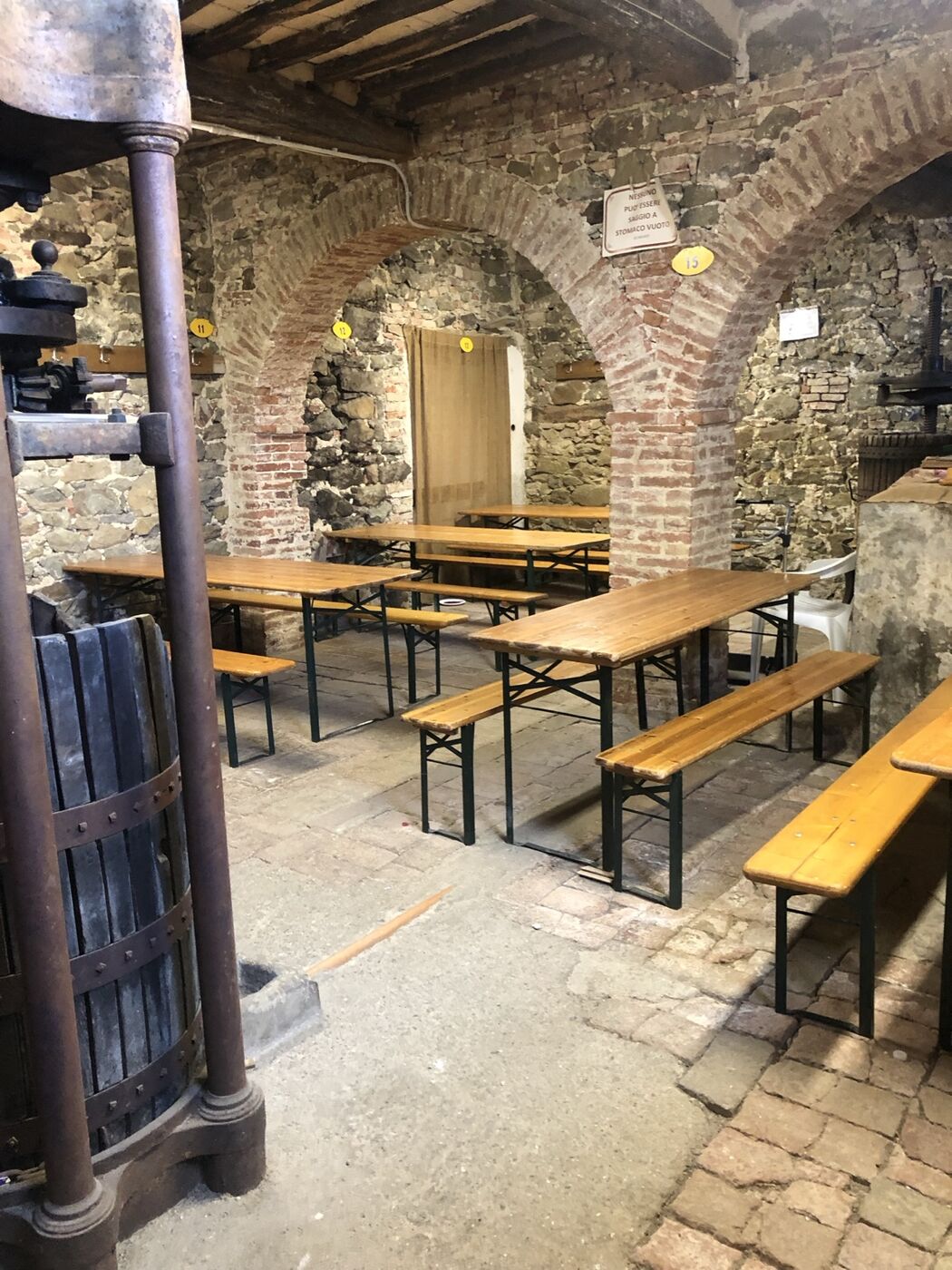 Gli archi in mattoni di una taverna storica