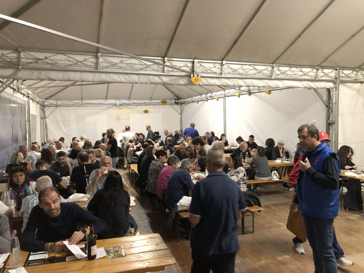 La grande sala coperta della festa