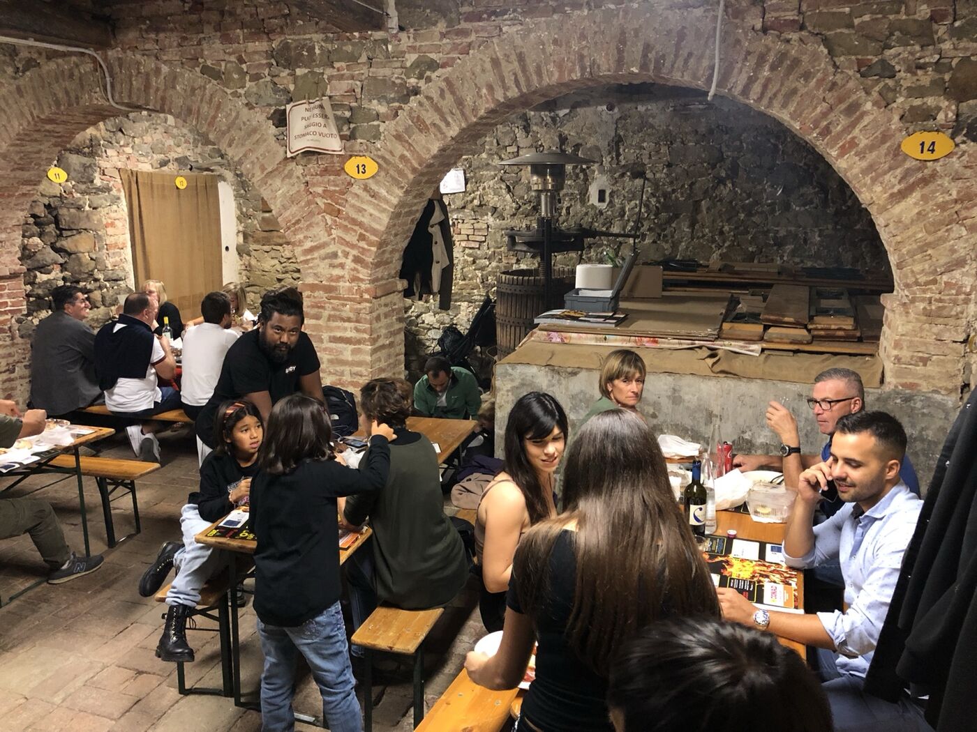 Una taverna piena di ospiti