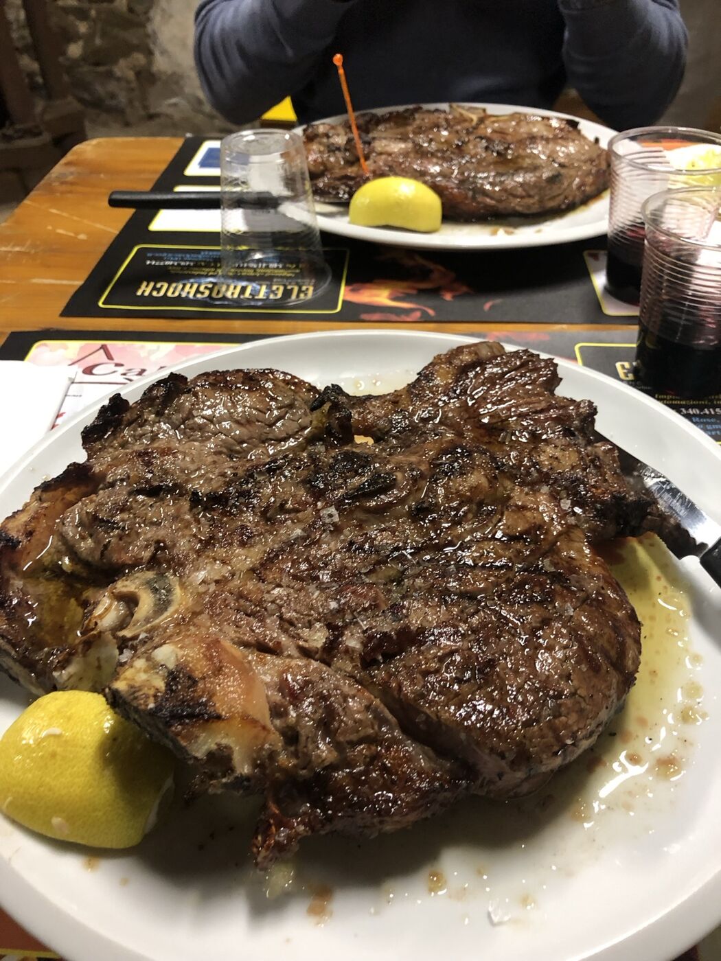 Carne alla brace servita durante la festa