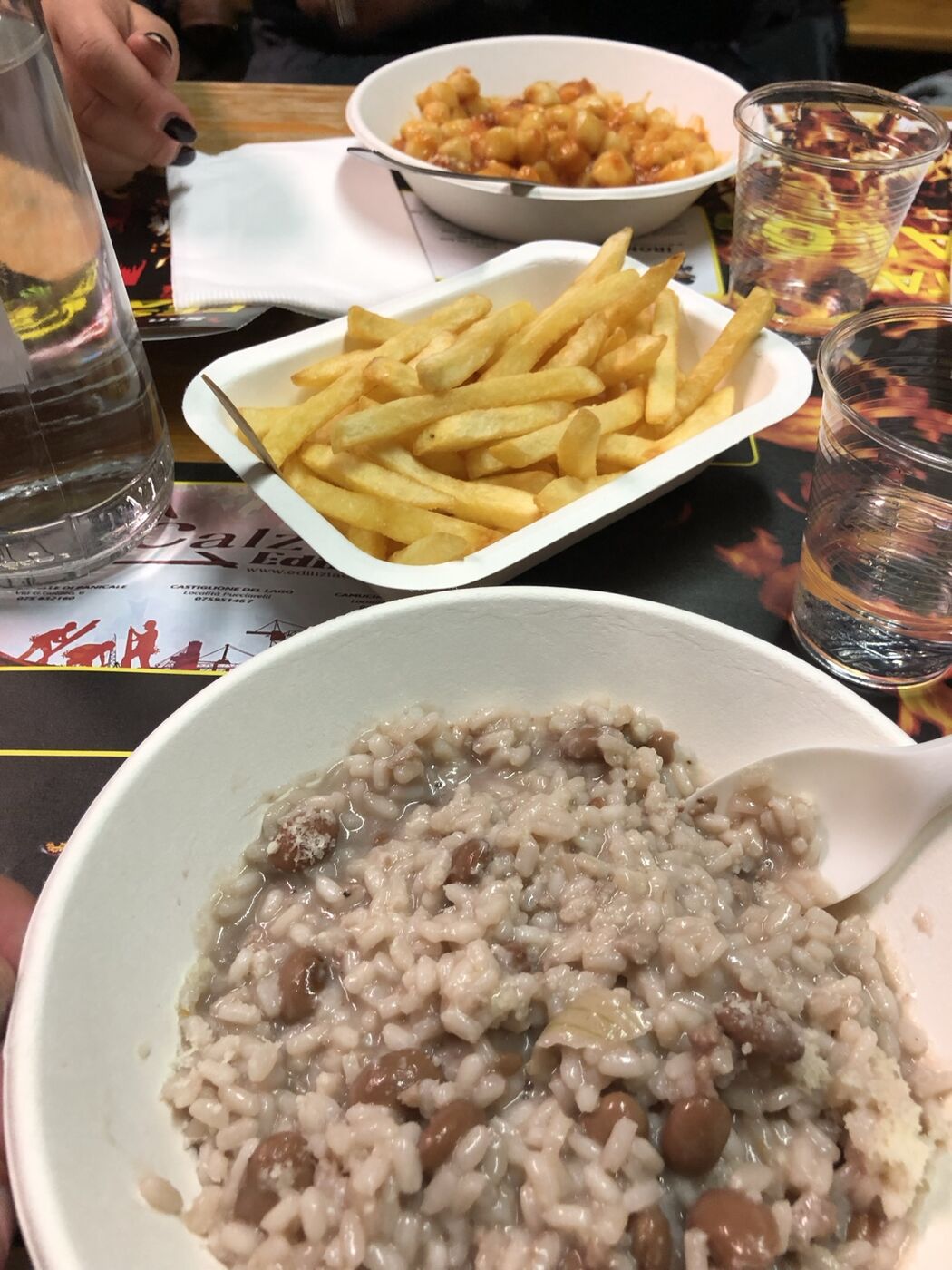 Piatti serviti sulle tavole della festa