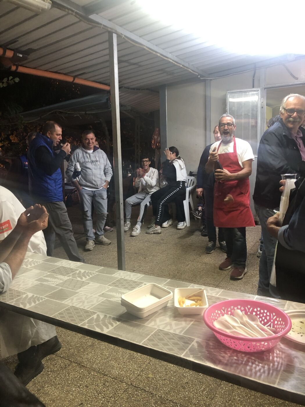 I volontari al lavoro nelle cucine